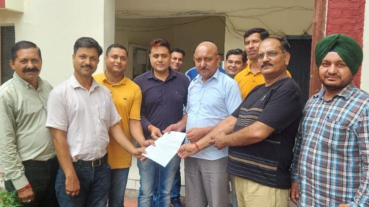 Indora: Zila Parishad Federation submitted memorandum to BDO to go on mass leave