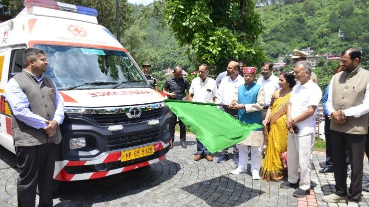 Mandi: Governor gave financial assistance to orphans through Red Cross