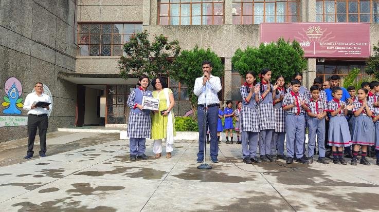 Yashika of Kendriya Vidyalaya Naleti shared the experiences of ISRO's Young Scientist Training Program in the prayer meeting