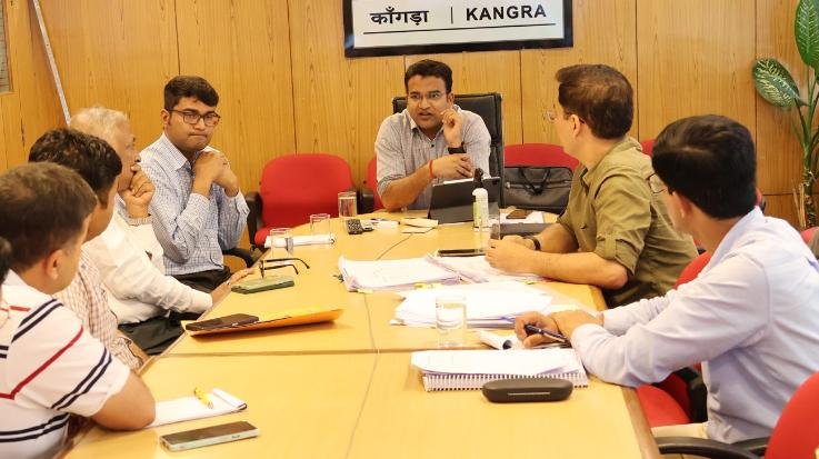Dharamsala: DC took a meeting of officials on the expansion of Kangra Airport