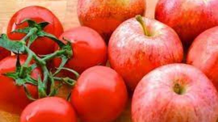 Tomato is heavy on apple: 40 to 75 rupees apple and 60 to 80 rupees tomato is being sold