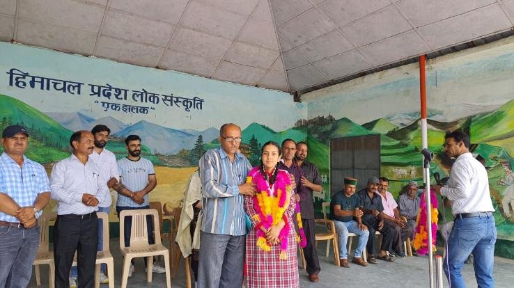 Sirmour: Shubhra of Sanio Didag School got first place in essay writing, won a prize of one lakh rupees