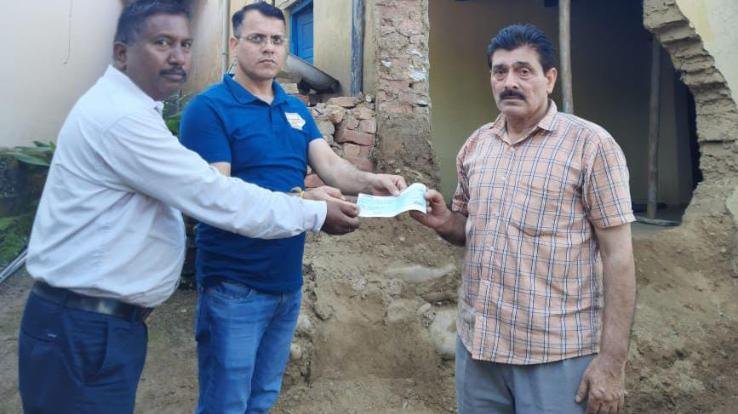 Dehra: Poor's house got rained in Sukahar, the administration gave immediate relief