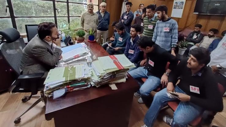 SFI handed over demand letter to registrar to stop outsource recruitment in HPU