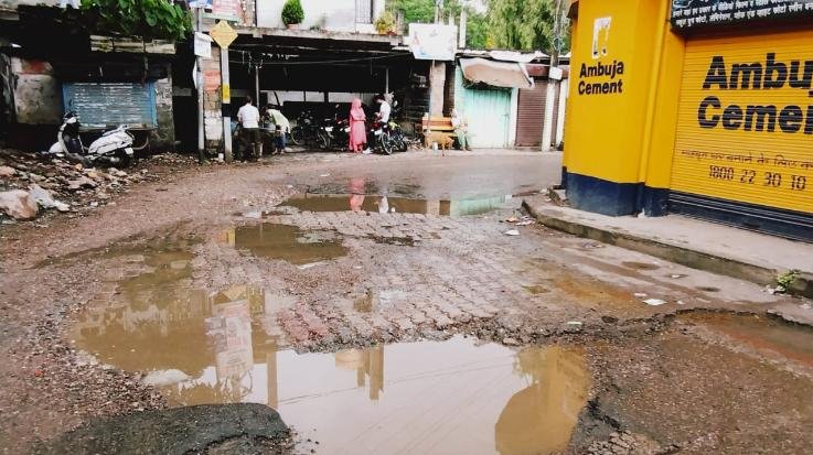 Jaisinghpur: Pits lying on the Lambagaon road inviting accidents