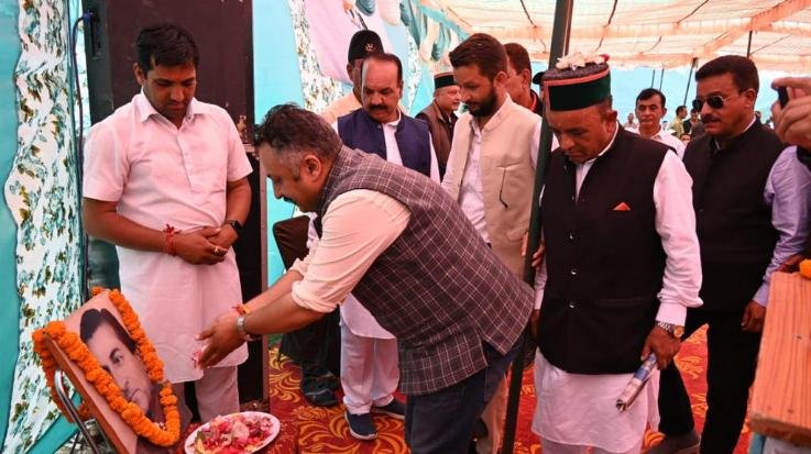  Shimla: Minister van onderwys self. Kranse aangebied op Ramlal se doodsherdenking