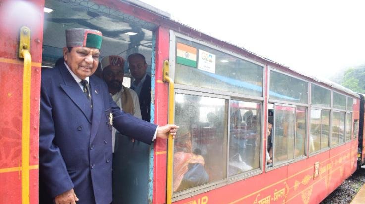  Shimla: Literary stage decorated in moving train, Health Minister inaugurates National Literature Tour