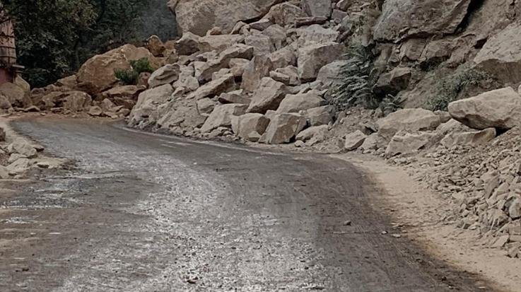 Kullu: Vehicular movement closed on Kullu-Manali road