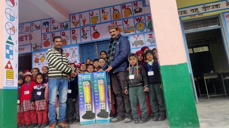 एसएमसी प्रधान प्रकाश चंद ने किया दो हीटरों का दान 
