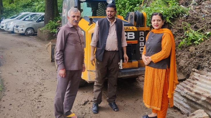 Shimla: Councilor Rachna got the debris removed from the roads of Kasumpti ward 1111