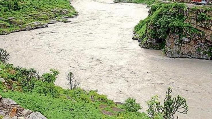 Car plunged into Sutlej in Rampur Bushahr, four people were on board