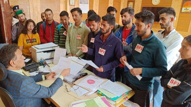  SFI submits memorandum to Dean of Studies to get results of PG entrance exams