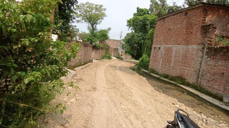  Indora: The sub-divisional officer provided relief to the people troubled by the dirty water of the drain entering the houses.