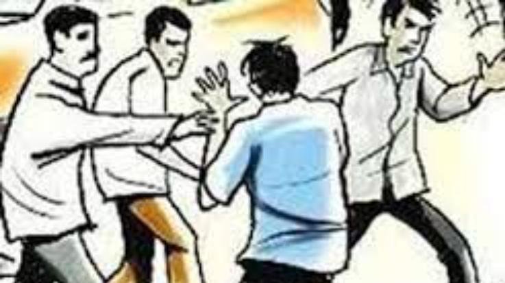 Indora: A case has been registered for assaulting the salesman of the liquor shop and taking away the car