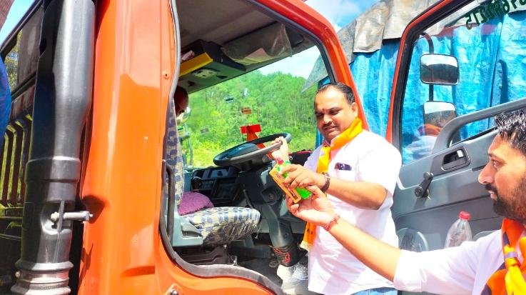  Shimla: ABVP workers engaged in helping flood affected people