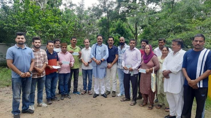Indora: MLA Malendra distributed relief amount of 6.43 lakhs