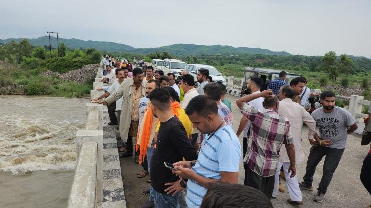 Rakesh Pathania visited flood affected Riyali Panchayat