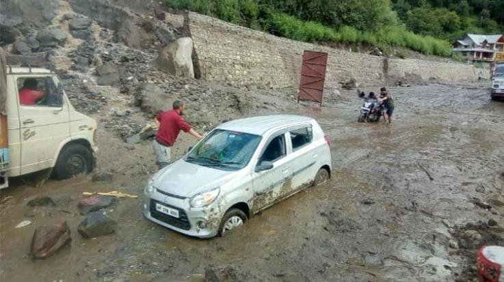  Kullu: Roads and crops destroyed due to cloudburst at two places in Manali