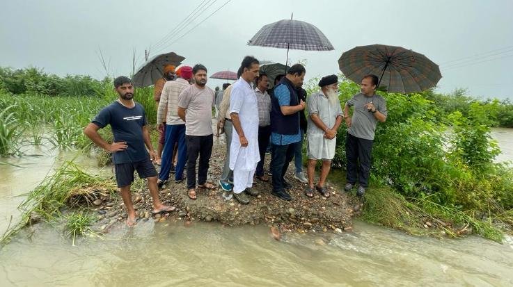 Indora: MLA Rajan visited flood affected villages of Indora region 111