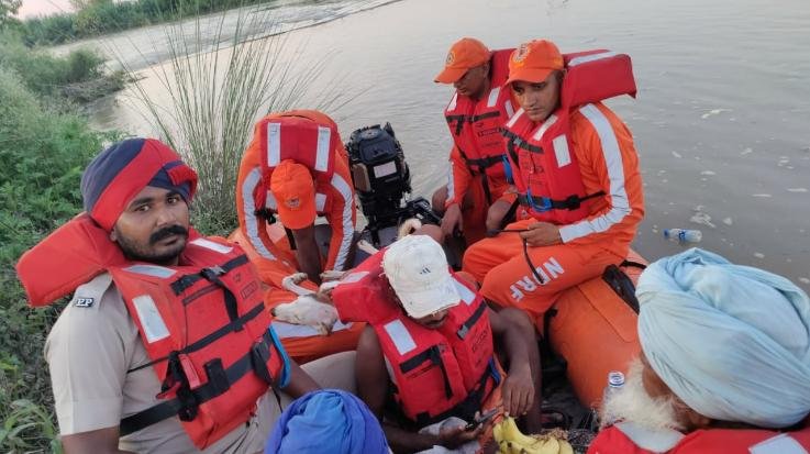 Indora: NDRF rescues 3 people stranded on the island