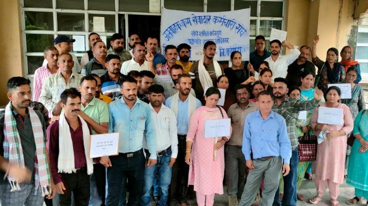  Dharamshala: Water carriers took to the streets demanding regularization