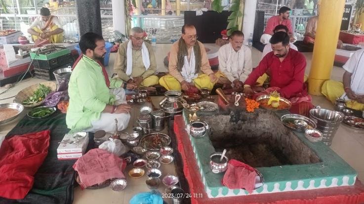 Indora: Crowd of devotees of Bholenath gathered in Kathgarh Shiva temple