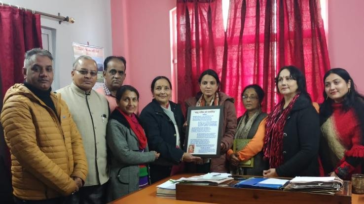 महिला साहित्यकार संस्था ने किया जिला भाषा अधिकारी को सम्मानित