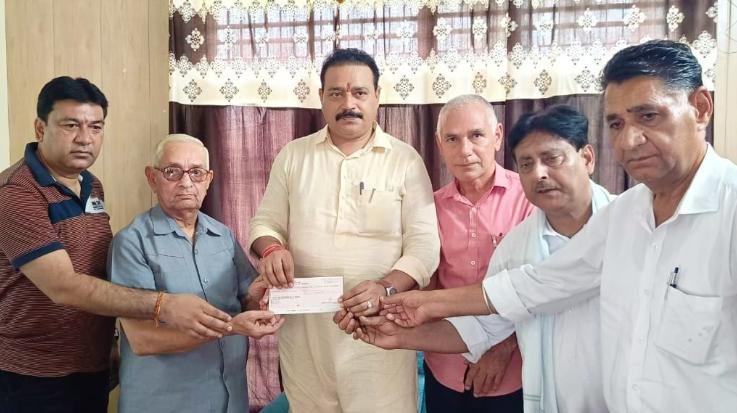 Indora: Dr. Chuni Lal gave 1 lakh and Rakesh Kumar 11 thousand in CM Relief Fund