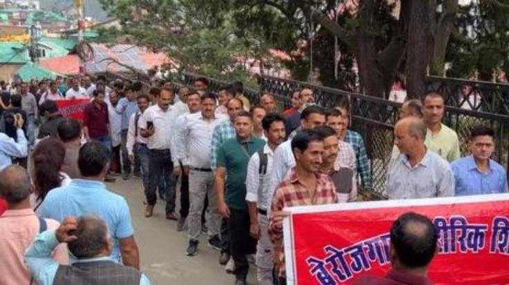 Shimla: Unemployed physical teacher said - if the recruitment process does not start in a month, will sit on hunger strike along with family