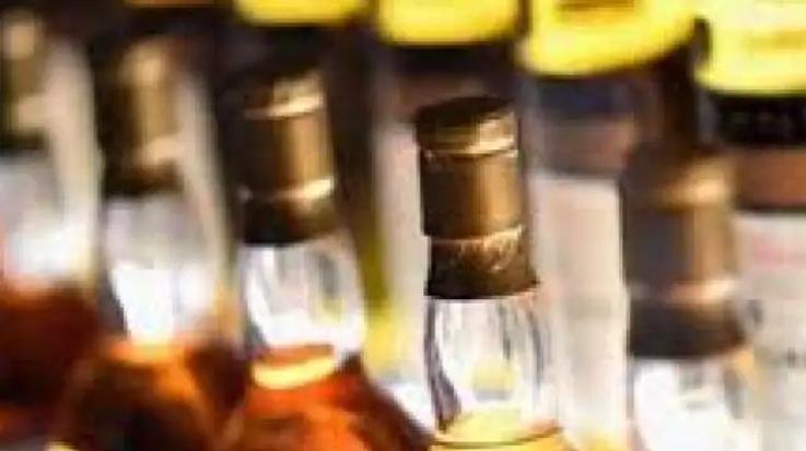 Jwalamukhi: Police caught 10 bottles of country liquor from a shopkeeper in Bana Kalan