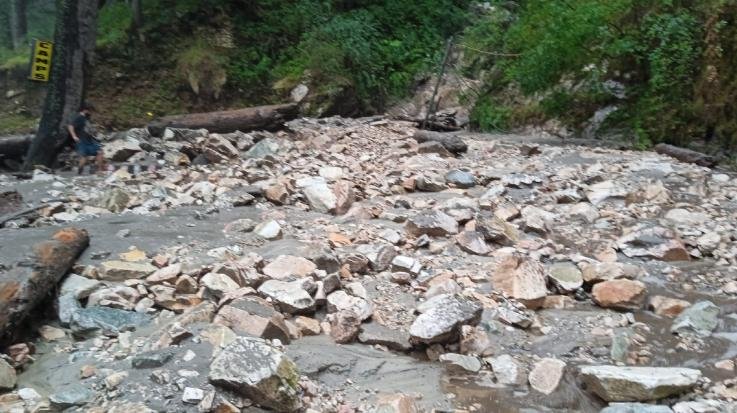 Kullu: 60 meters of Khanag-Juhad and Takrasi road washed away due to cloudburst in Khanernala