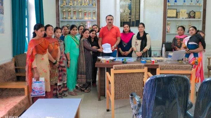  Rajgarh: SDM sir! Give self help groups the work of sewing uniforms for girl students of government schools