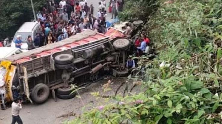  Shimla: An uncontrollable truck collided with a pickup in Dhalli, two died