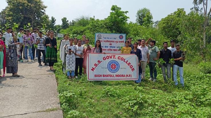 Indora: Shramdaan and plantation done on the theme 'Meri Mati Mera Desh' 111