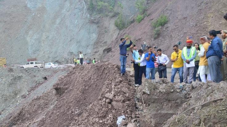 Solan: The Governor took stock of the damage on the National Highway near Chakki Mor