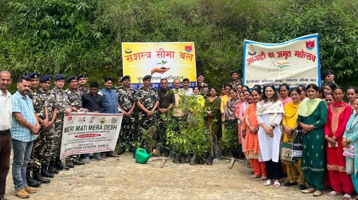 Shimla: Nehru Yuva Kendra started 'Meri Mati, Mera Desh' program in Rajhana, planted saplings
