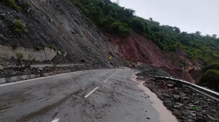 Chandigarh-Shimla National Highway closed again, girl going to school in Chaupal trapped in debris 111