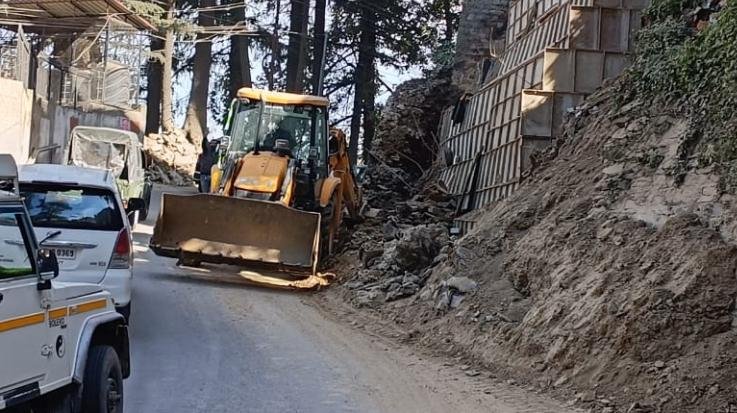 ऊपरी शिमला में सड़कें बहाल करने के कार्यों में आई तेजी