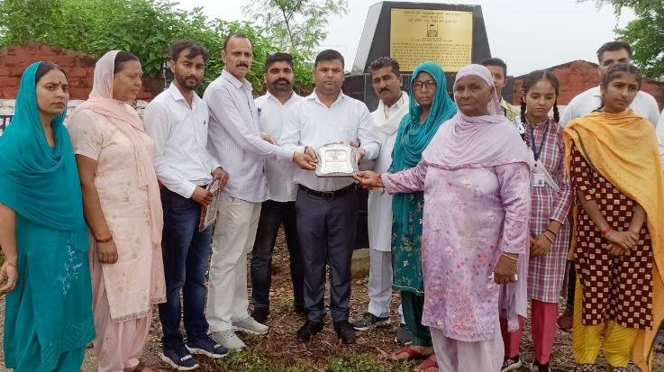 Indora: Relatives of martyrs honored in Ghandran, 75 saplings planted