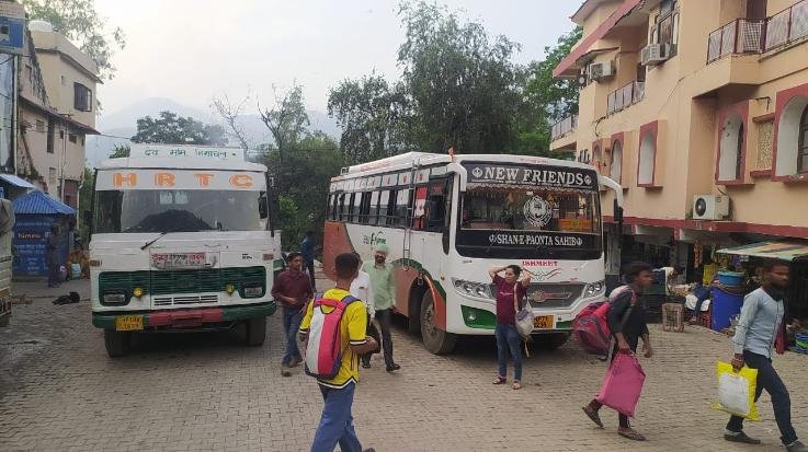 FIR against the driver who drank alcohol while sitting in a government bus and quarreled with the journalist