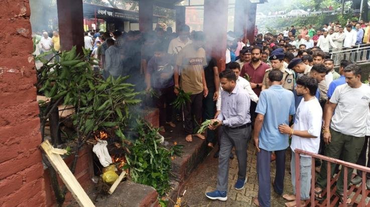 Dharamshala: DC paid tribute to the soldiers, went to Tanda for the welfare of the injured.