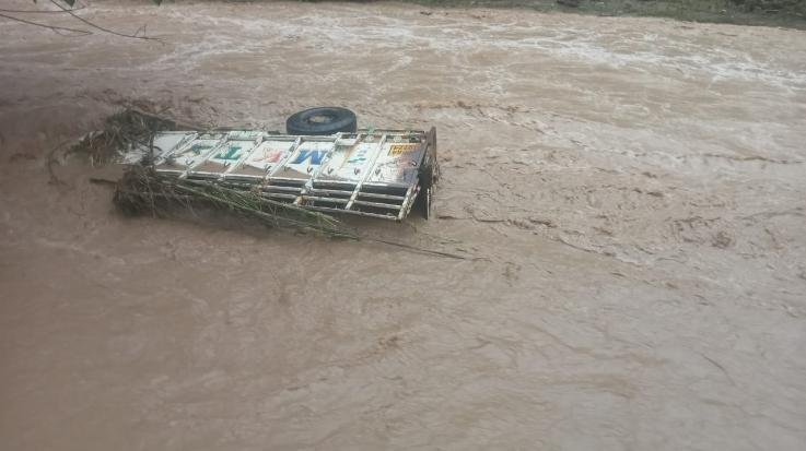 Solan: Vehicles washed away in floods in Haripur of Kasauli assembly constituency