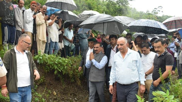 Solan: CM Sukhu reached Jadon of Mamlig Tehsil, consoled the bereaved family members