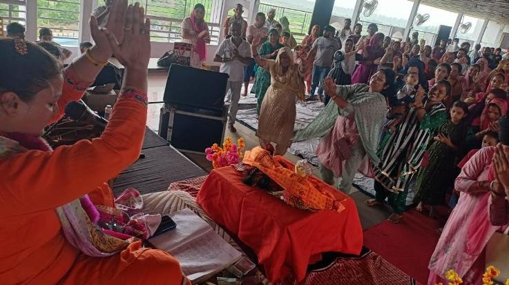 Indora: Hundreds of devotees visited Bhole Nath in the historic Shiva temple Kathgarh