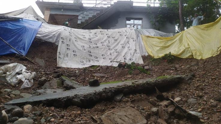Dharamshala: Landslide in Tehsil Kotla's Panchayat Dol threatens two houses 111
