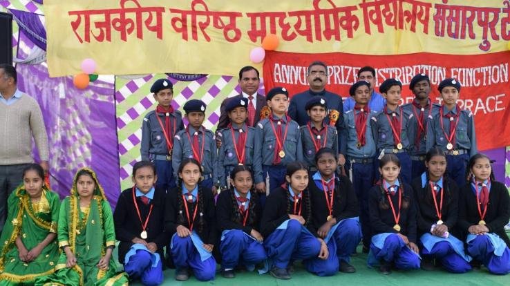 राजकीय वरिष्ठ माध्यमिक पाठशाला संसारपुर टैरस में उद्योगमंत्री ने नवाज़े होनहार