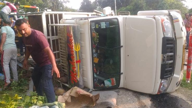 Dada Siba: Pickup trolley overturned near Ara Chowk, 15 passengers injured