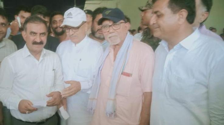 Indora: Shiv Mandir Sudhar Sabha Kathgarh contributed one lakh to the relief fund