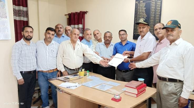 Jwalamukhi: Former Army Association Khudian gave Rs 60,300 to the Chief Minister's Relief Fund