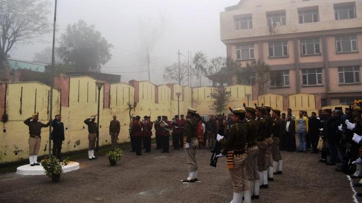 न्यायिक परिसर बिलासपुर में सीजेएम हितेन्द्र शर्मा ने किया ध्वजारोहण